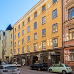 Kadunpuoleinen julkisivu.