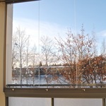 Lasitettu parveke on Jokelan lammen suuntaan.