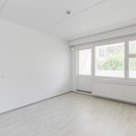 Olohuoneesta on käynti lasitetulle parvekkeelle.