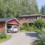 Huoneistolle kuuluu kahden auton katos, jossa myös kylmä varasto.