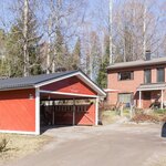 Huoneistolle kuuluu kahden auton katos, jossa myös kylmä varastotila.