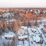 Lähin päiväkoti n. 1km, Saunakallion koulu n. 1,3 km.