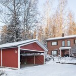 Huoneistoon kuuluu kahden auton autokatos.