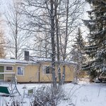 Kiinteistöllä on kaksi purkukuntoisena myytävää rakennusta.