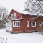 Asuinrakennus on purkukuntoinen.