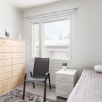 Yläkerran pienempi makuuhuone.