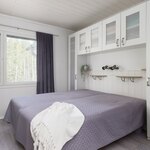 Yläkerran suurempi makuuhuone.