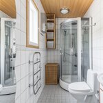 Yläkerran kylpyhuone