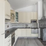 Kaapistoissa soft close-toiminto, kulmakaruselli, laatikkomallinen astianpesukone.