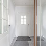 Eteisessä on laattalattia.