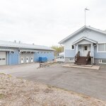 Kiinteistöllä on hallirakennus ja omakotitalo.
