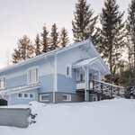 Yläkerran huoneistoala on 84 m2, kellarikerroksen pinta-ala 67 m2. 