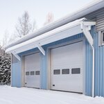 B-halli on jaettu väliseinällä (purettavissa).