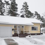 Autotallissa on nosto-ovi, käynti myös sisältä.