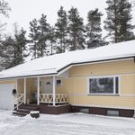 Sähköauton latausasema (11 kW) asennettu v. 2024, kuuluu kauppaan.