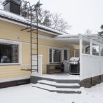 Takapihan katettu terassi jatkuu talon vieressä kattamattomana.