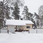 Tontti on aidattu, osin riista-aidalla. Elisan valokuitu ja kaapeli-tv. 