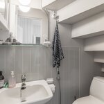 Wc on sijoitettu portaiden alle.