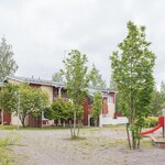 Taloyhtiön sisäpihalla on leikkipaikka.