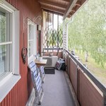Sisäänkäynnin puoleinen parveke.