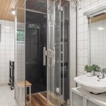 Kylpyhuoneessa on suihkukaappi