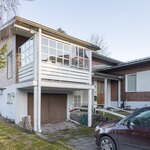 Osin lasitettu parveke on lounaan suuntaan.