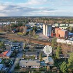 Juna-asema n. 1,8 km, kauppakeskus Willa n. 2,1 km.