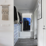 Eteisessä on laattalattia ja avonaulakko. 