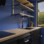 Trendikkäät avohyllyt viimeistelevät tyylikkään keittiön ilmeen.