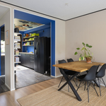 Keittiössä on laattalattia, olohuoneessa ja makuuhuoneissa laminaattilattiat.