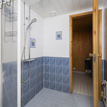 Kylpyhuone on yläkerrassa.