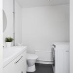 Yläkerran wc:ssä on pyykinpesukoneelle liitäntä.