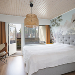 Suuremman makuuhuoneen yhteydessä on lasitettu parveke ja vaatehuone.