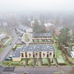 Juna-asemalle on n. 1 km.