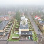 Taloyhtiössä on 5 asuntoa, kaukolämpö, valokuitu.