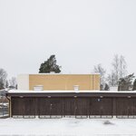 Jokaiselle huoneistolle kuuluu autotalli, sähköauton latausmahdollisuus. Lisäksi pihapaikka.