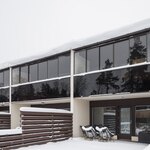 Terassi on osittain katettu.