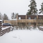 Takapiha on aidattu, kulkuportti.