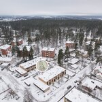 Juna-asemalle on n. 1 km.