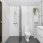 Taittuva suihkuseinä antaa lisätilaa esim. pyykinkuivaukseen.