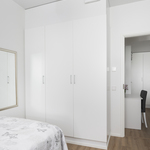 Makuuhuoneessa ja eteisaulassa on kaapistot, lisäksi huoneistokohtainen varastotila.