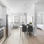 Lattiamateriaalina on vinyylilankku, tammi.