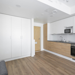 Mikroaaltouunille on paikka kaapistossa.