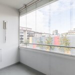 Lasitettu parveke on Huvilakadun suuntaan.