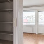 Makuuhuoneen yhteydessä on vaatehuone.