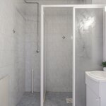 Kylpyhuoneessa on paikka pyykinpesukoneelle. 