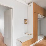 Eteisen kaapistossa on päädyssä vanhanajan puhelinpöytä.