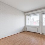 Makuuhuoneesta on käynti lasitetulle parvekkeelle