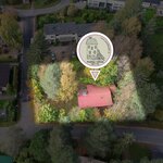 Kulmatontin koko 1349 m2. LÄhin päiväkoti n. 600 m, lähin ala-ja yläkoulu n. 1 km.