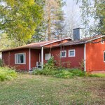 Puurunkoinen asuinrakennus myydään purkukuntoisena.